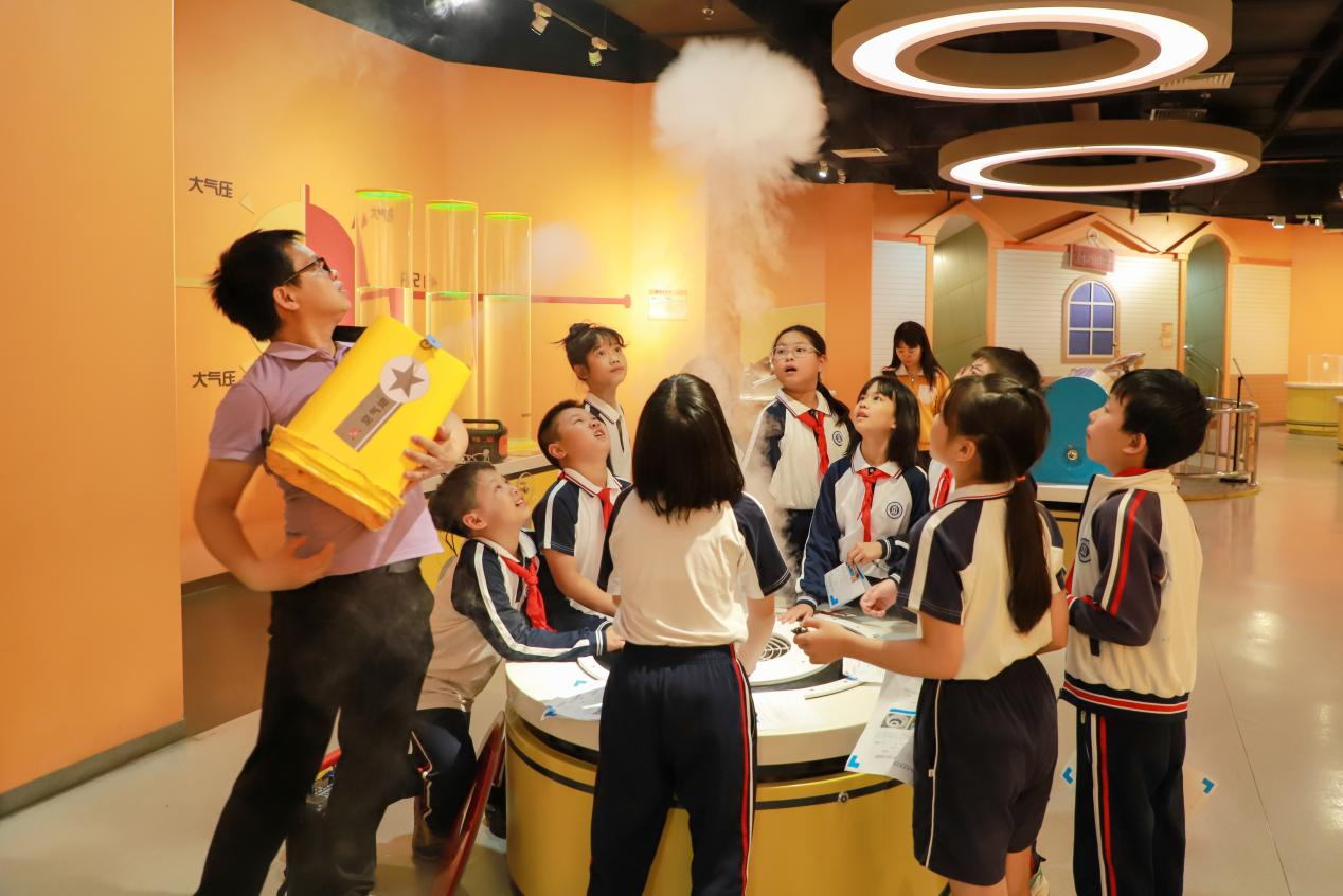 探索科学奥秘，点燃智慧火花！东莞科学馆与莞城中心小学春季研学上演“科学大爆炸”！